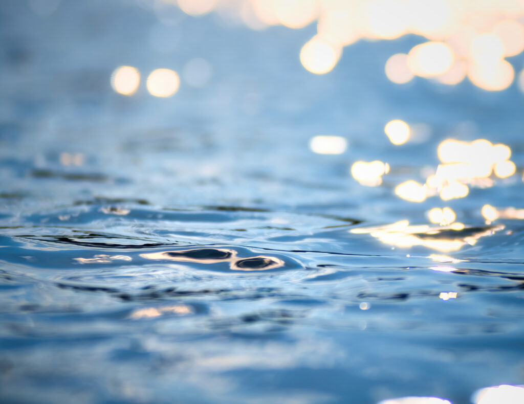 Serene Water Macro Wallpaper: Gentle Ripples & Soft Light Reflections