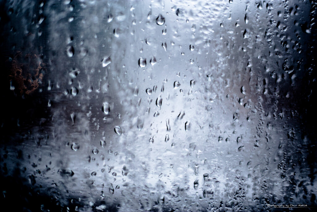 Calm Raindrop Macro Wallpaper: Soothing Glass Surface Background