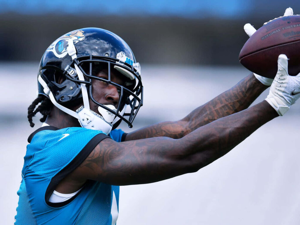 Calvin Ridley catches football during Jacksonville Jaguars practice showing focus and athletic skill Wallpaper