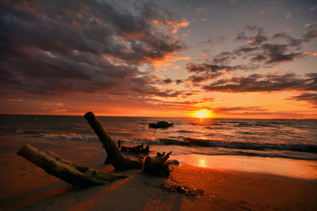 Majestic Cambodian Horizons: Captivating Sunset, Billowing Clouds, and the Expansive Ocean Wallpaper