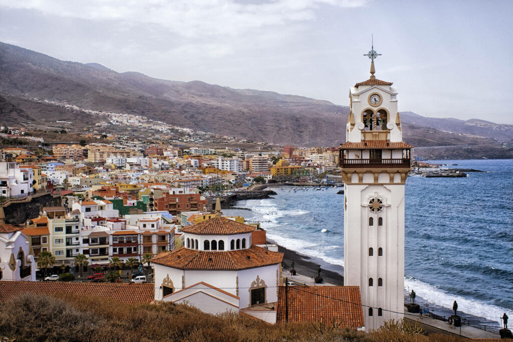 Charming Candelaria: Coastal Architecture & Ocean Views Wallpaper