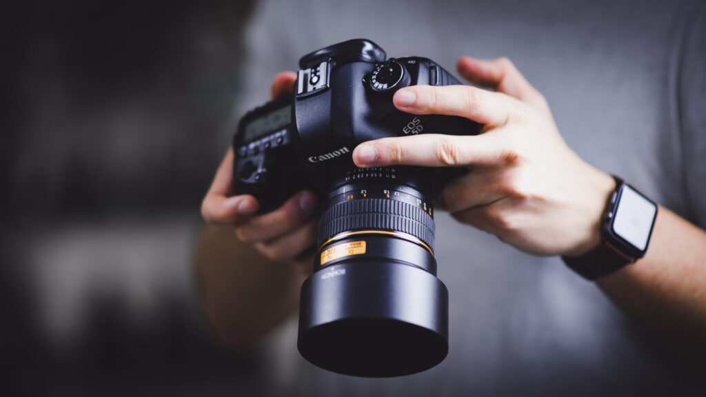 Candid Moments Capture: A Photographer with a Canon DSLR Immortalizes the Vibrant 4K Wallpaper