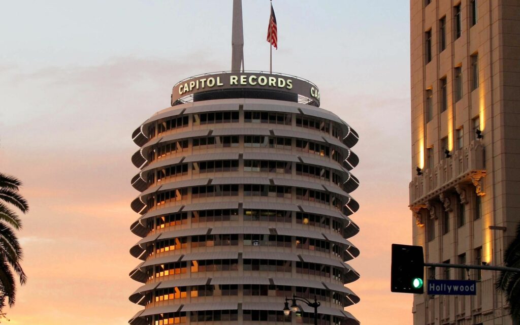Capitol Records Tower Sunset Wallpaper - Los Angeles Iconic Background