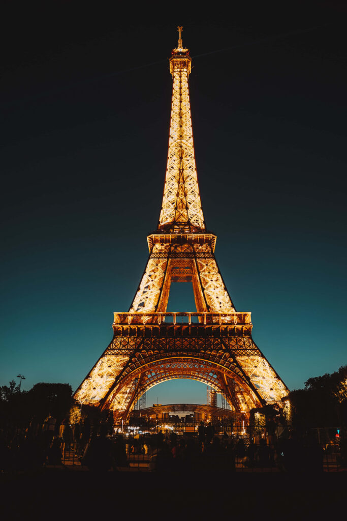 Iconic Eiffel Tower Captured in 4k Ultra HD Android Wallpaper