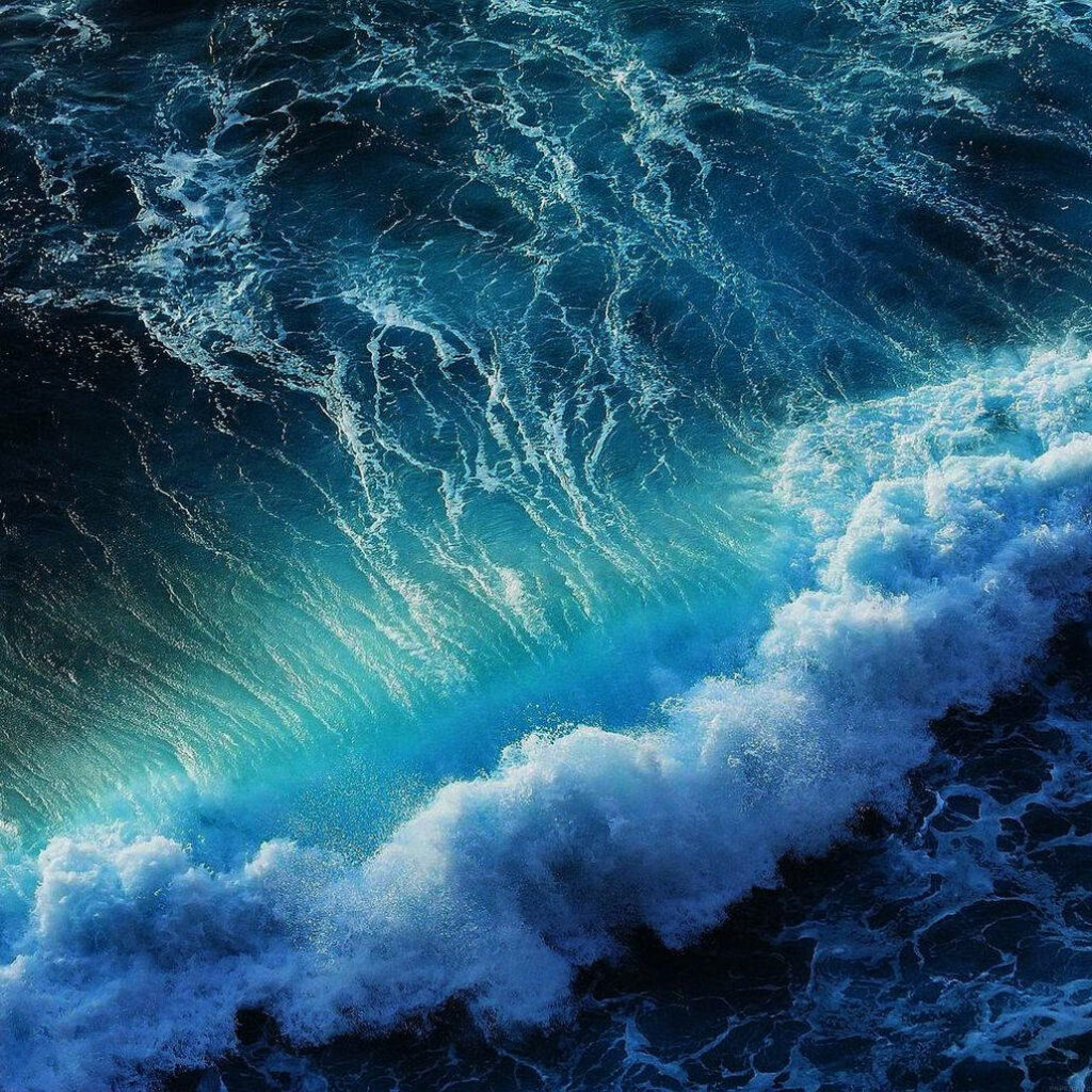California's Majestic Teal Ocean Waves: A Mesmerizing iPad Mini Background Wallpaper