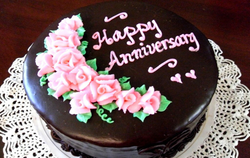 Picture-Perfect Wedding Anniversary Celebration: An Exquisite Cake Delights in High Definition Wallpaper
