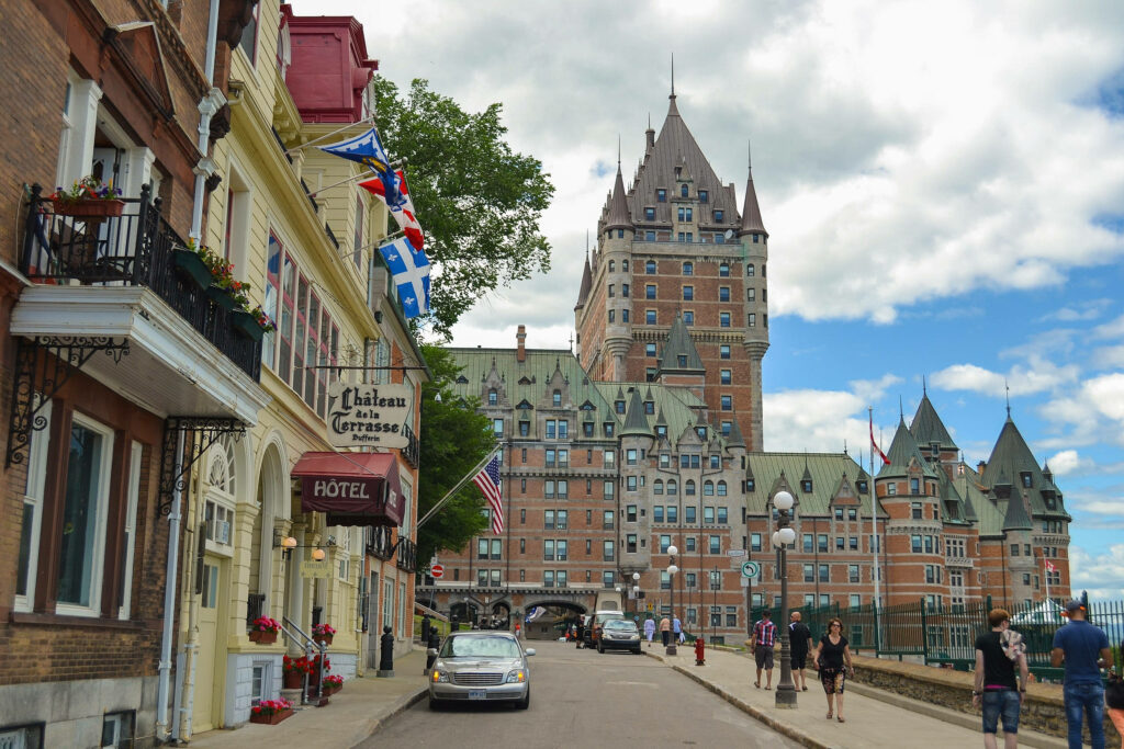 Château Frontenac Wallpaper: Iconic Quebec Castle & Lively Streets