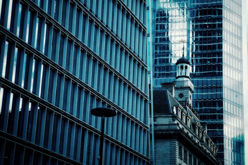 Captivating Cityscape Wallpaper: Modern Skyscrapers & Classic Charm