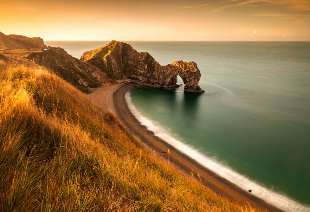 The Enchanting Majesty of the Seaside: Captivating HD Background Wallpaper