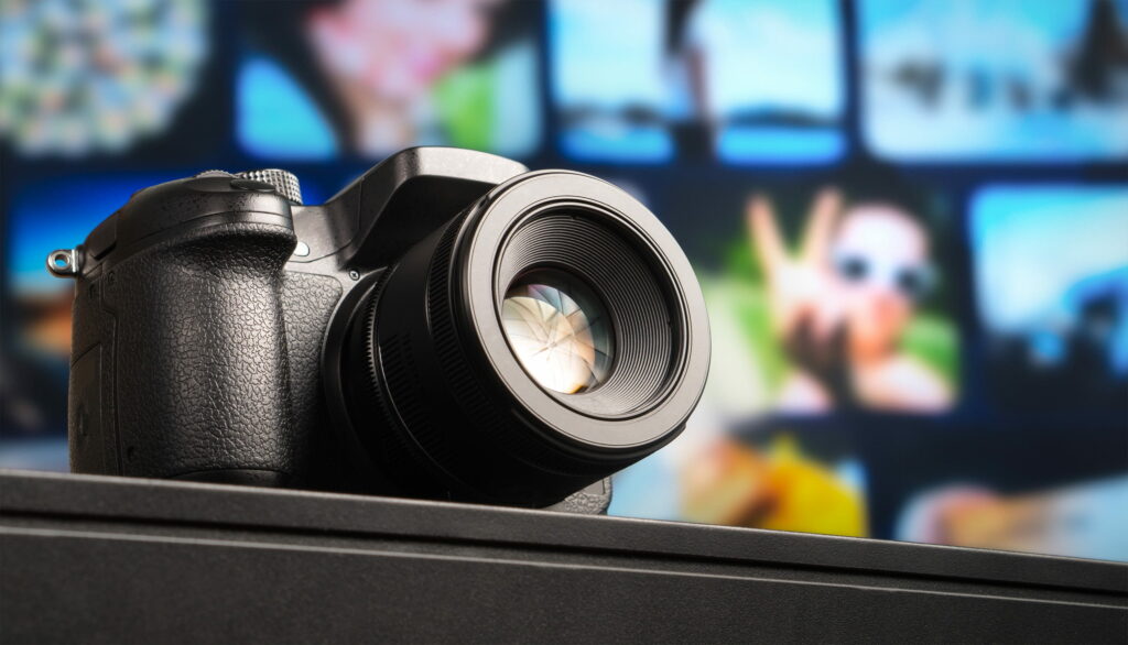 Artistic Blurring: Expansive Depth of Field on QHD Wallpaper with Focus on Black DSLR Camera