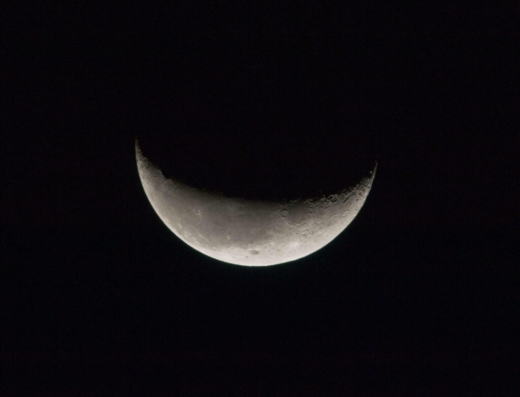 Crescent Moon Wallpaper: Serene Dark Background Beauty