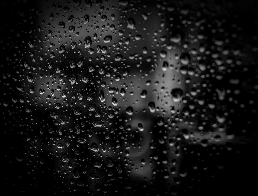 Shadowy Elegance: A QHD Wallpaper featuring a Dark Gray Background and Black Banner