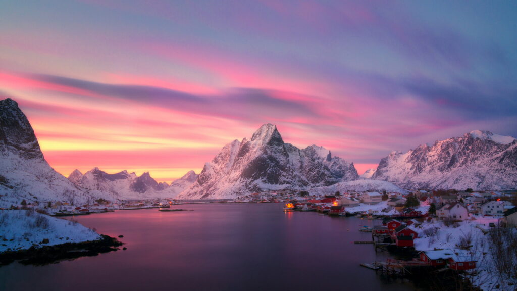 Dusk Delight: Lofoten's Reine Fishing Village in Stunning 4k Resolution Wallpaper