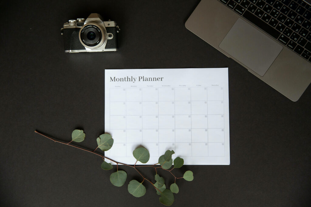 Harmony of Productivity: Aesthetic Tumblr Laptop on Event-Filled Canvas Wallpaper