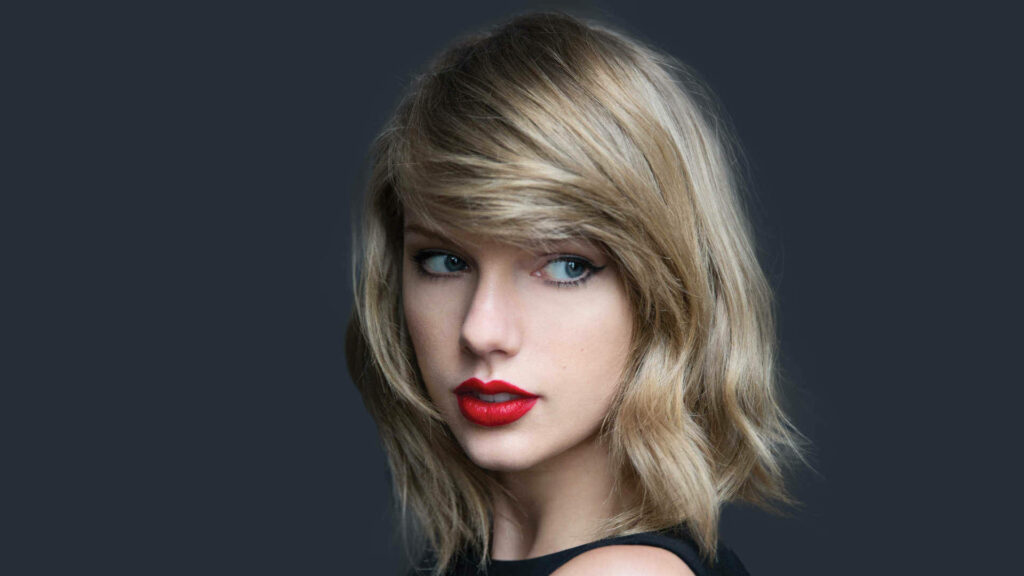 Captivating Innocence: Taylor Swift's Side Look Wallpaper