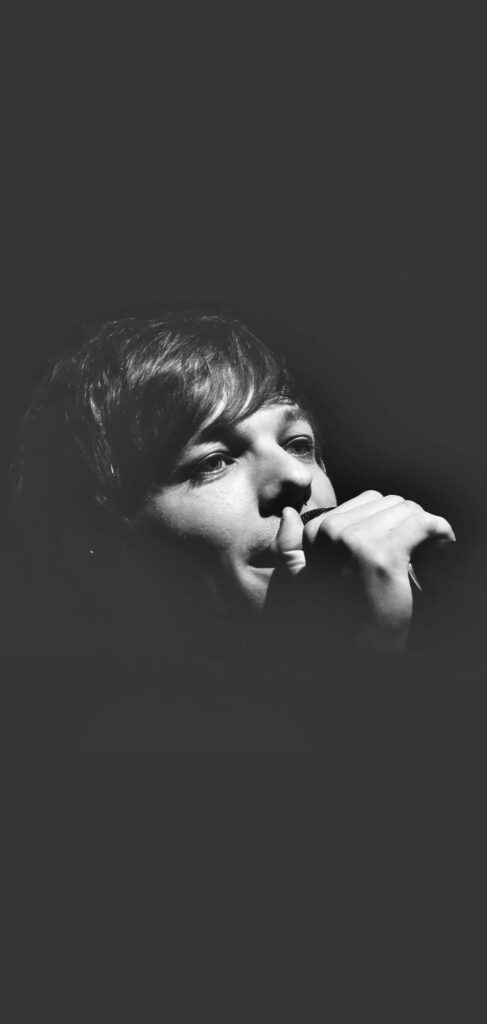 Monochrome Performance: A Dynamic Snapshot of Louis Tomlinson on Stage Wallpaper
