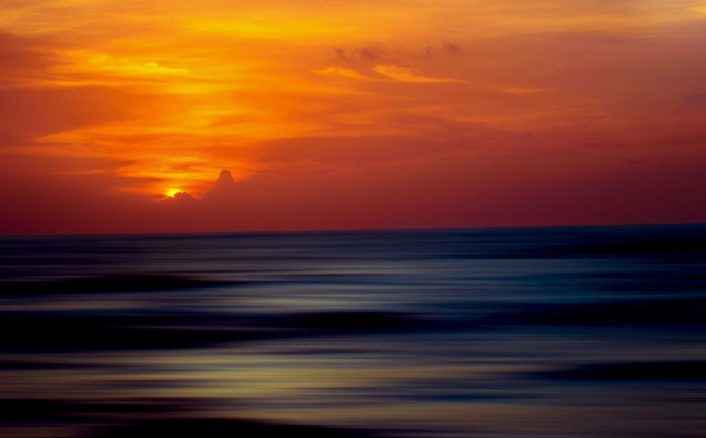 Nature's Majestic Spectacle: HD Wallpaper of Ocean Sunset with Ripple Effect