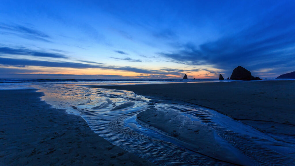Majestic Oregon Beach: Captivating Sunset Reflections in HD Wallpaper