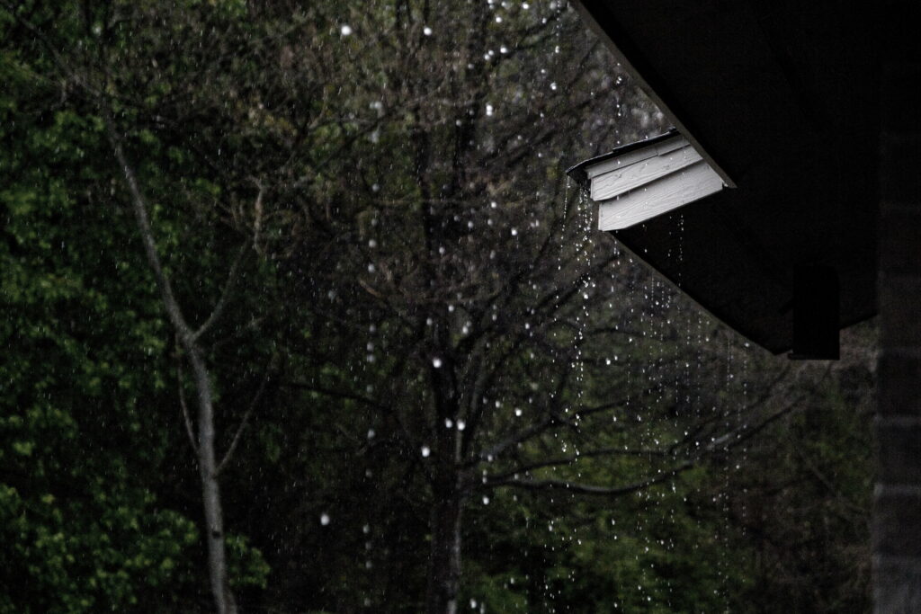 Dancing Raindrops: Captivating HD Wallpaper with a Scenic Roof Drip