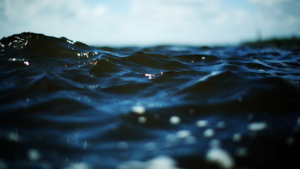 Fluid Symphony: High-Resolution Ocean Waves in Stunning HD Wallpaper