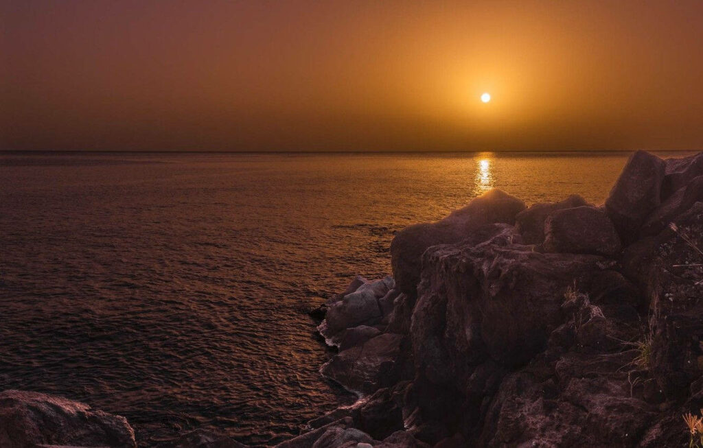 The Majestic Ocean Sunset in the Vibrant Congo Sky: A Captivating View Wallpaper