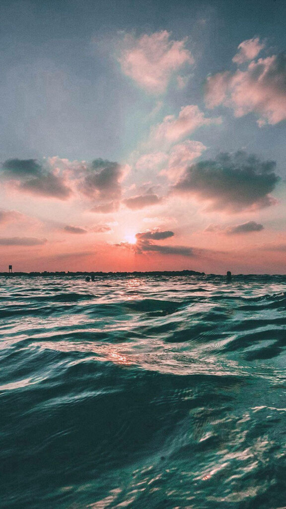 The Majestic Ocean Sunset: A Breathtaking Iphone 6s Plus Wallpaper