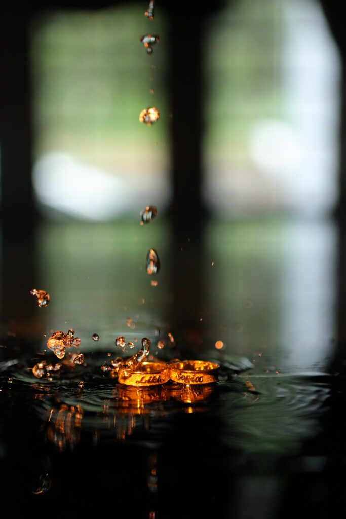 Elegant Golden Rings Wallpaper: Love and Eternity with Water Droplets