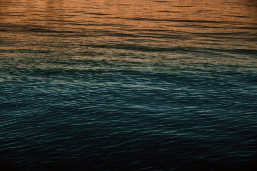 Aquatic Symphony: A Mesmerizing 5K Wallpaper with Fluid Waves and Textured Ripples