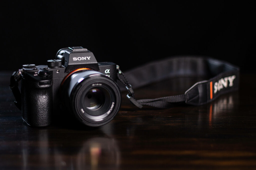 A Minimalistic Table Setting with a Sleek Black Sony DSLR Camera - Captivating HD Background Shot Wallpaper