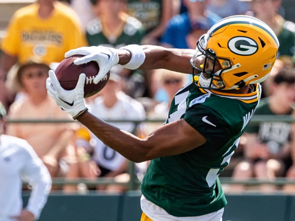 Carrington Valentine Green Bay Packers making dynamic catch game day fans green gold wallpaper