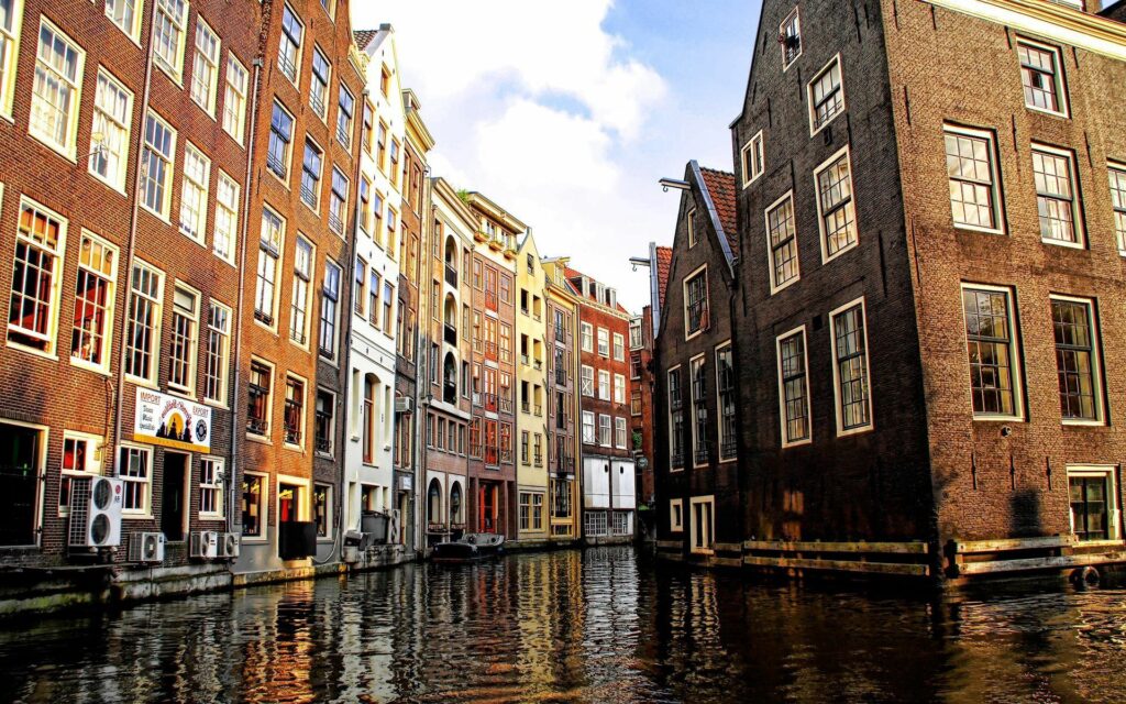 Charming Amsterdam Canal Wallpaper: Historic Houses & Reflections