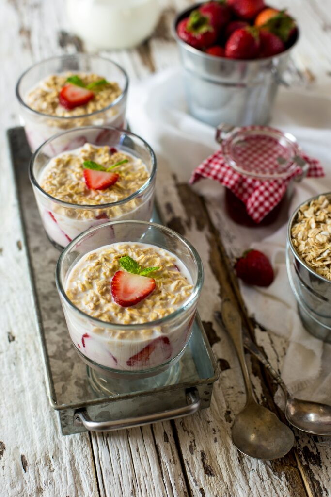 Charming Breakfast Wallpaper: Creamy Oatmeal with Strawberries & Mint