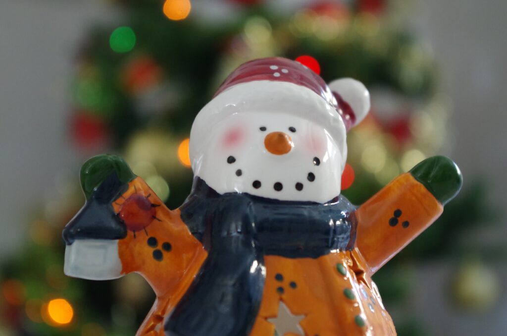 Charming Snowman Wallpaper: Festive Winter Decor with Christmas Lights