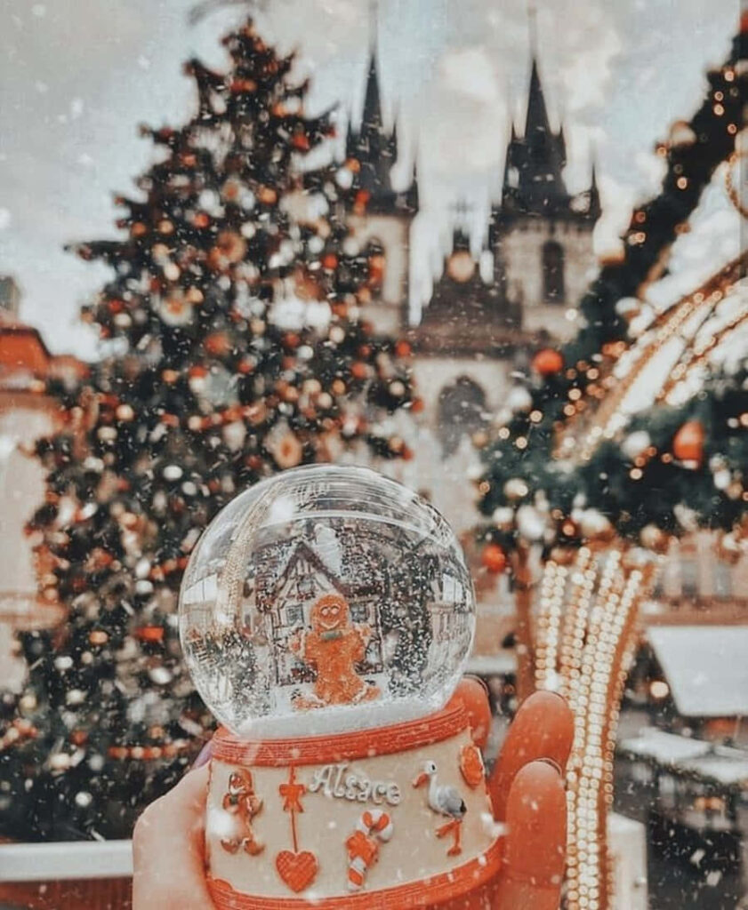 Charming Christmas Wallpaper: Snow Globe, Tree & Historic Backdrop