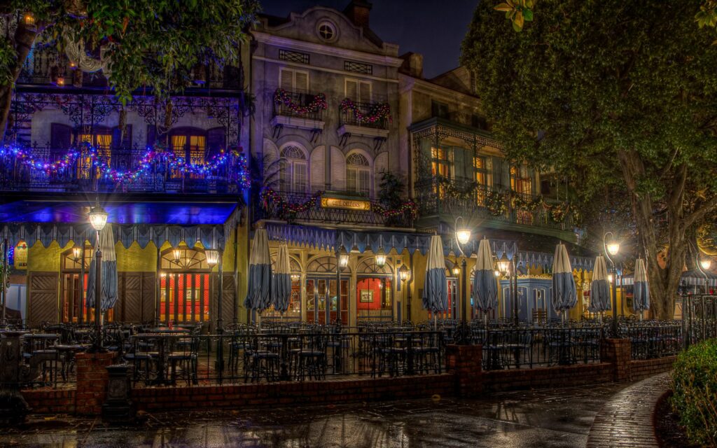 Festive Evening Street Scene Wallpaper: Cozy Christmas Decor