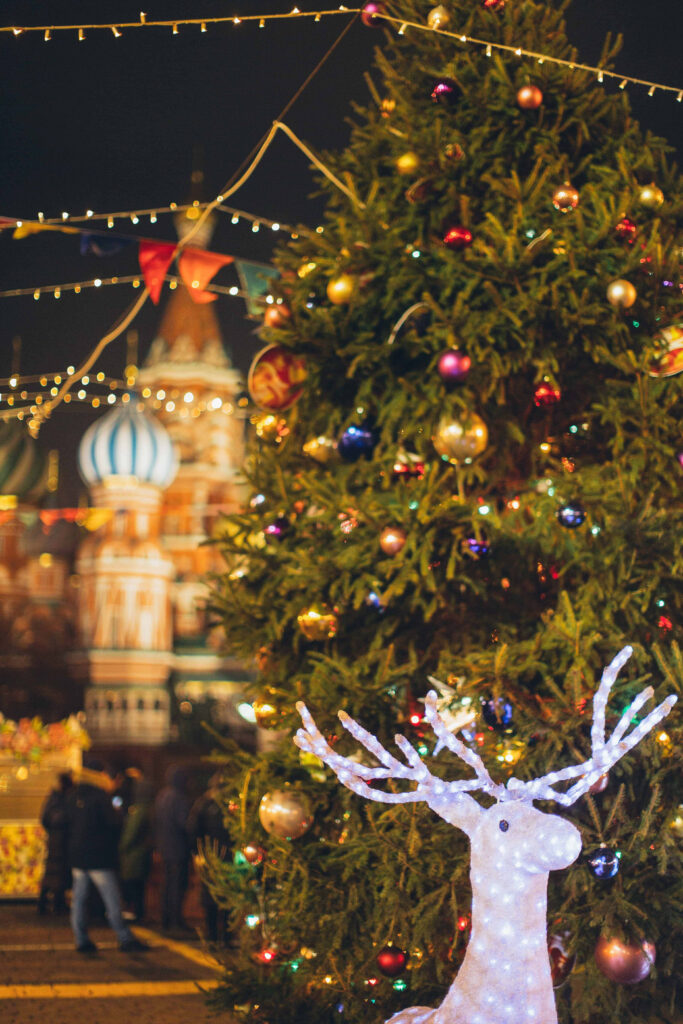 Festive Christmas Tree Wallpaper with Colorful Ornaments & Reindeer