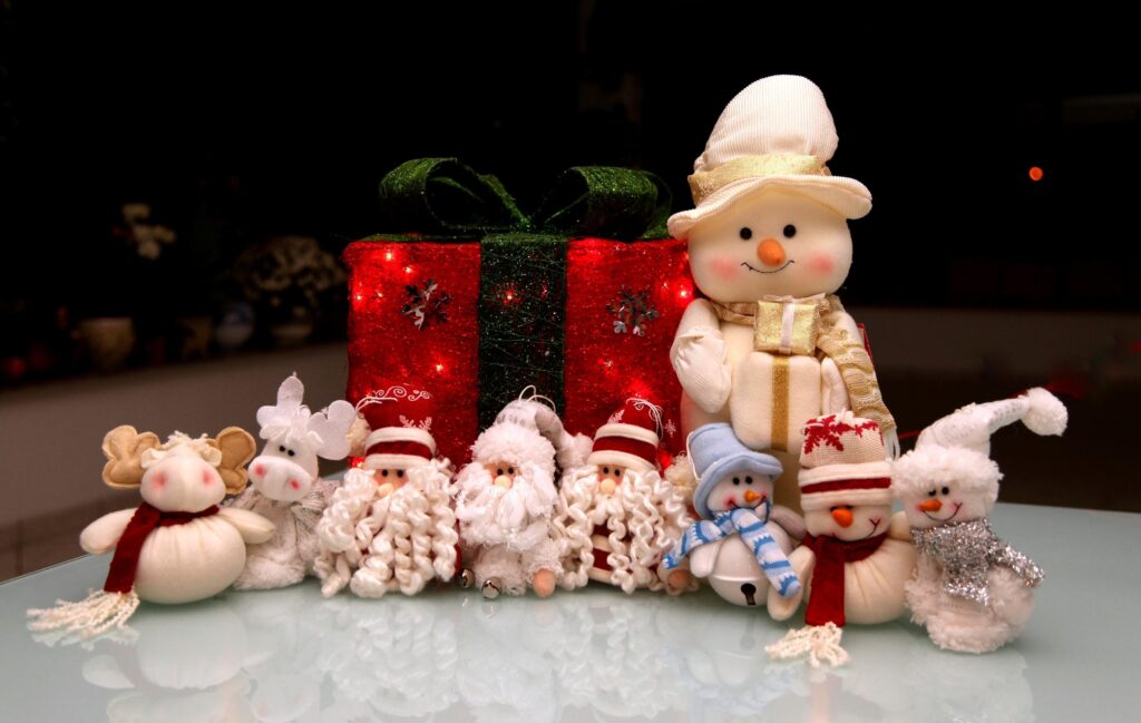 Charming Christmas Wallpaper: Snowmen & Santa with Gift Box Delight