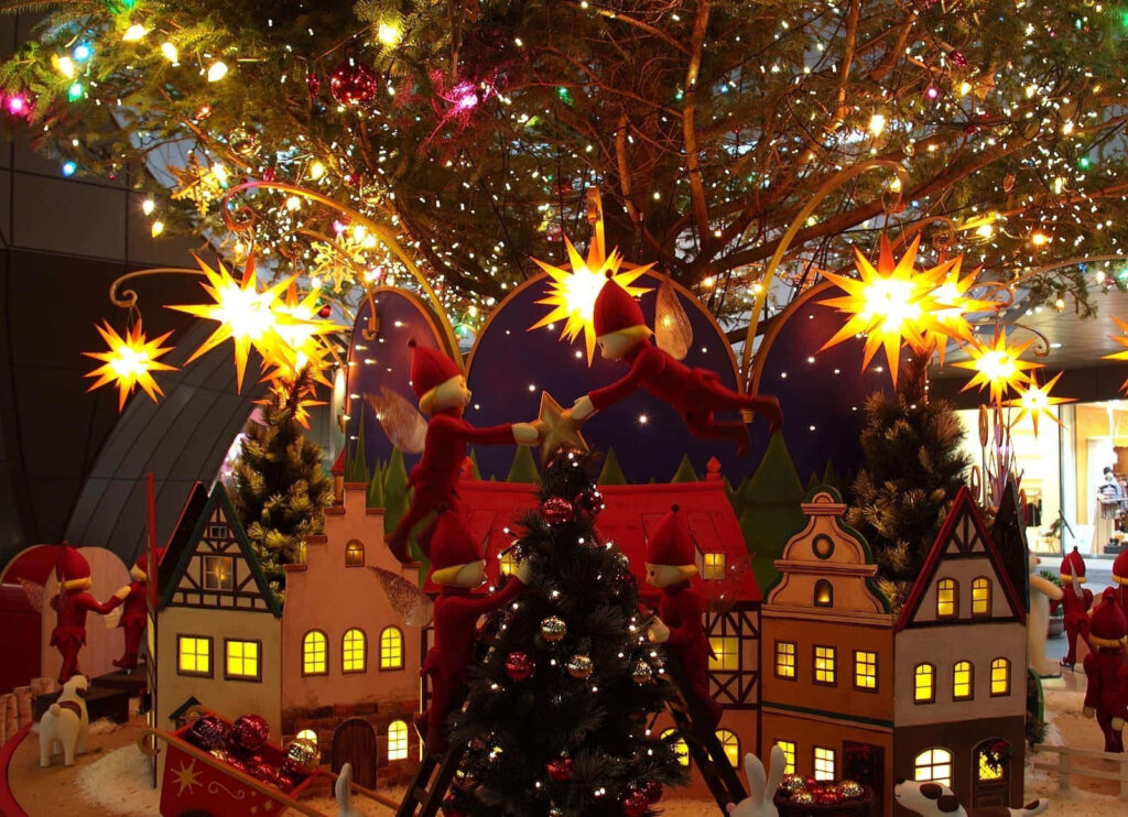 Charming Christmas Wallpaper: Elves & Illuminated Tree Scene
