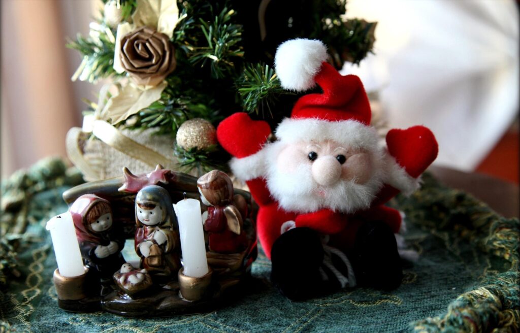 Cozy Christmas Scene: Santa Figurine & Adorned Tree Wallpaper
