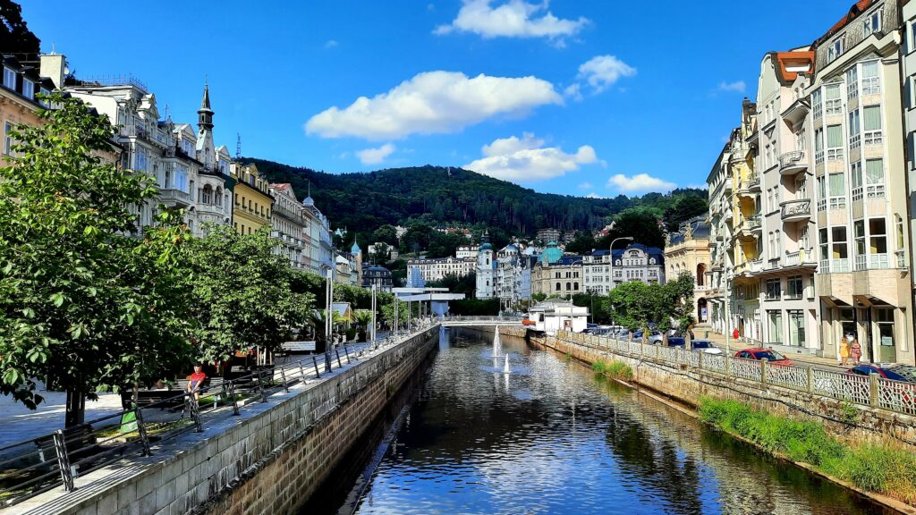 Charming Cityscape Wallpaper: Tranquil Canal & Classic Architecture