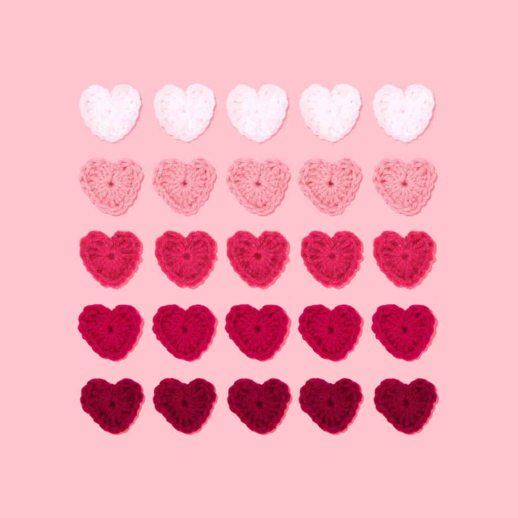 Charming Crochet Heart Wallpaper: Warm Pink & Red Design