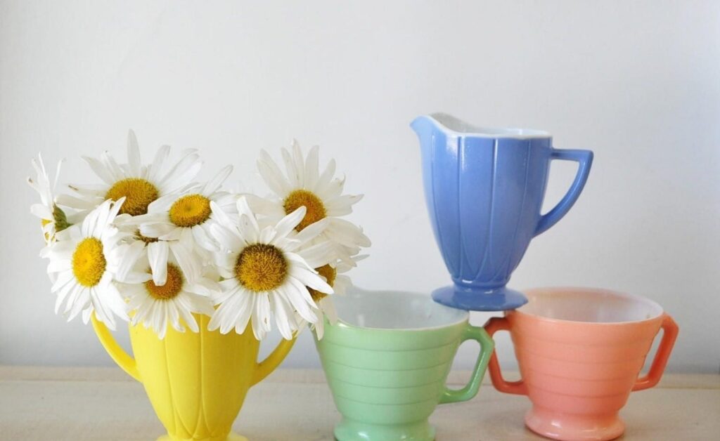 Cheerful Pastel Daisies in Colorful Cups – Bright Wallpaper Background