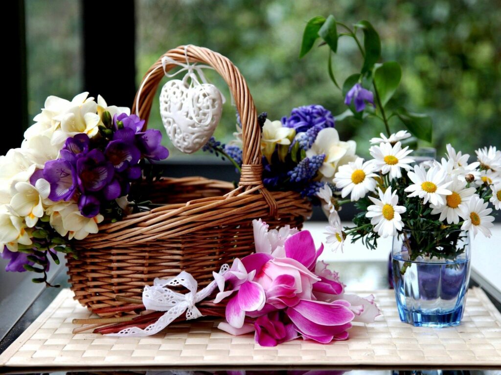 Charming Daisy Wallpaper with Wicker Basket and Vibrant Flowers