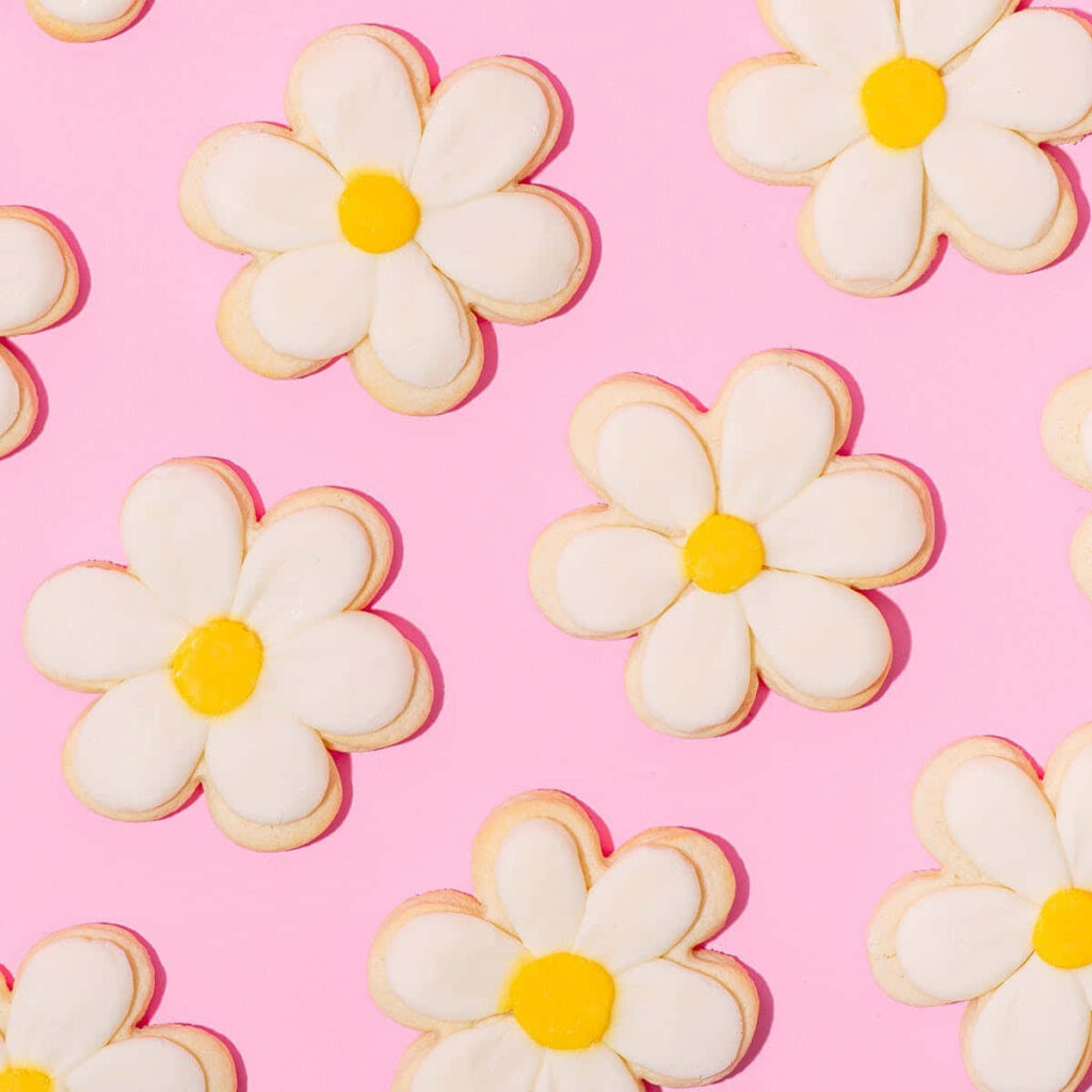 Charming Daisy Sugar Cookie Wallpaper on Soft Pink Background