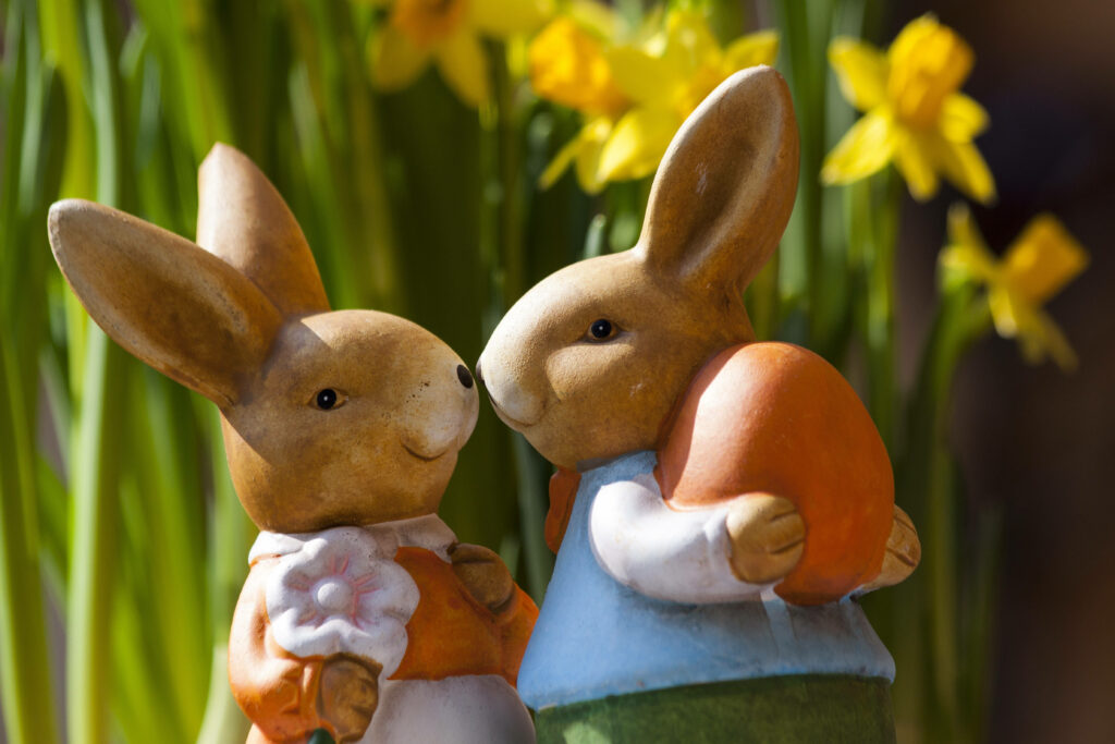 Charming Easter Wallpaper with Rabbits & Daffodils - Joyful Decor