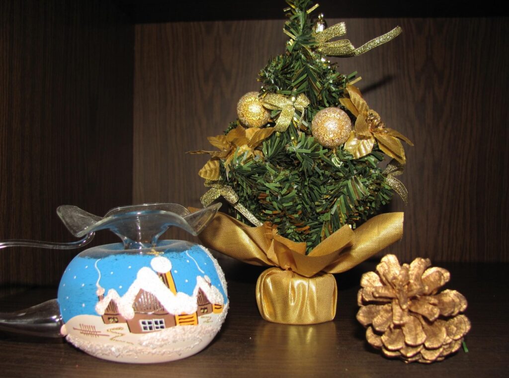 Charming Holiday Wallpaper: Decorated Christmas Tree & Cozy Ornaments