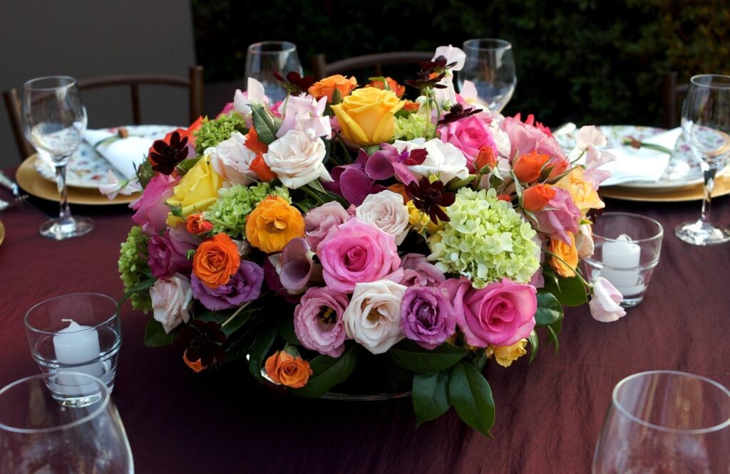 Charming Floral Centerpiece Wallpaper: Lisianthus, Roses, Hydrangeas
