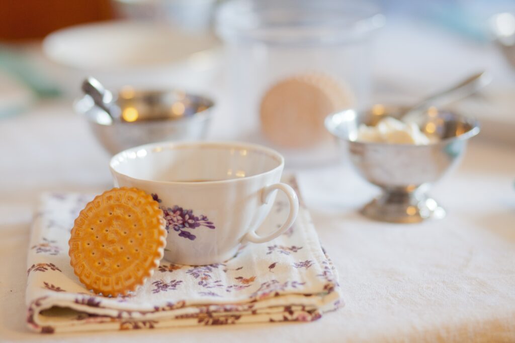 Charming Floral Teacup & Biscuit: Cozy Tea-Time Wallpaper