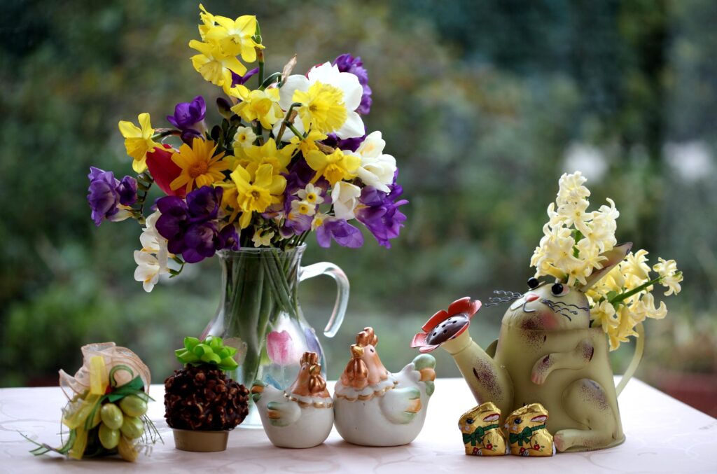 Charming Floral Wallpaper: Daffodils, Tulips & Whimsical Decor