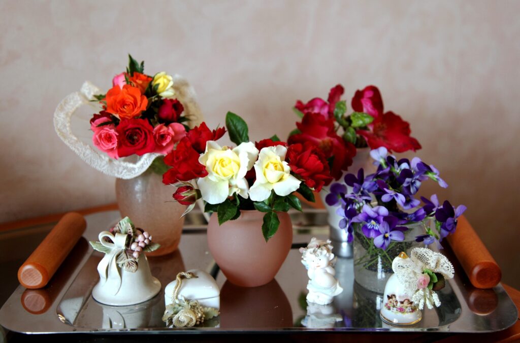 Charming Floral Wallpaper: Roses, Pansies & Bluebells on Reflective Tray
